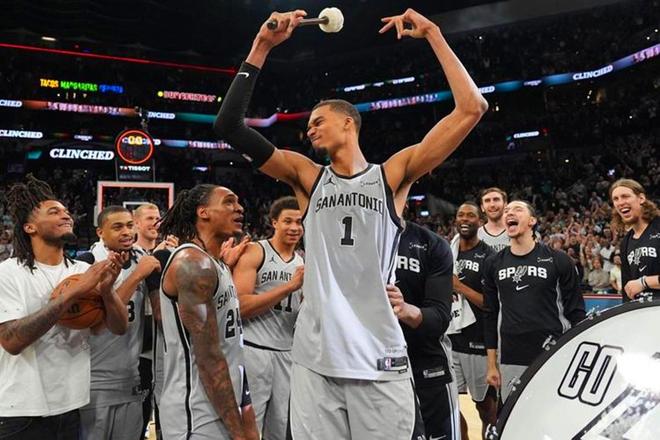 西部排名大乱斗白热化！湖人稳居第三，马刺文