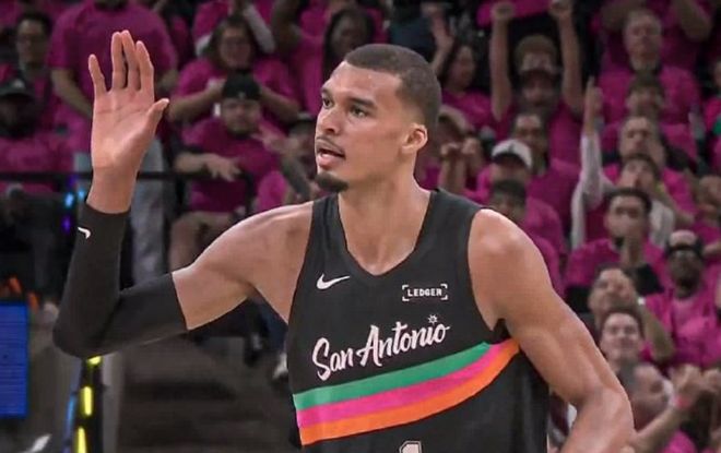 文班亚马首秀惊艳 马刺力克开拓者晋级季后赛