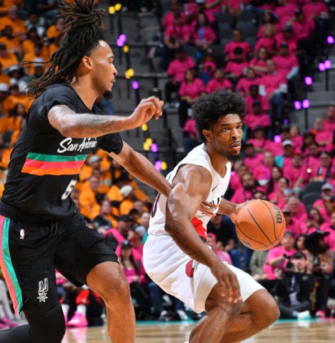 文班亚马首秀惊艳 马刺力克开拓者晋级季后赛