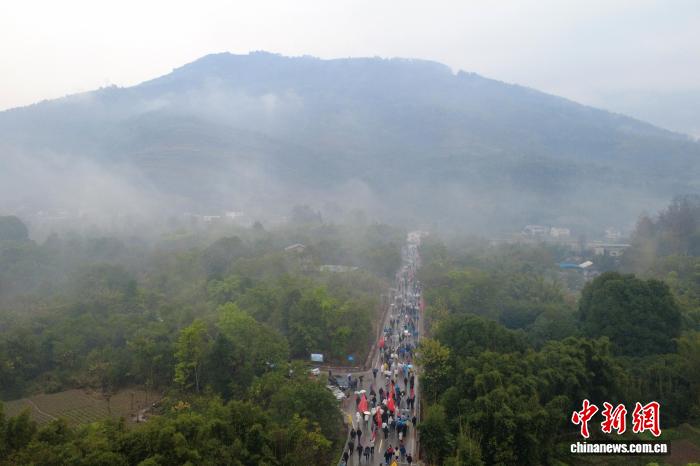 重庆綦江4800余人迎新登高 老瀛山见证全民健身热