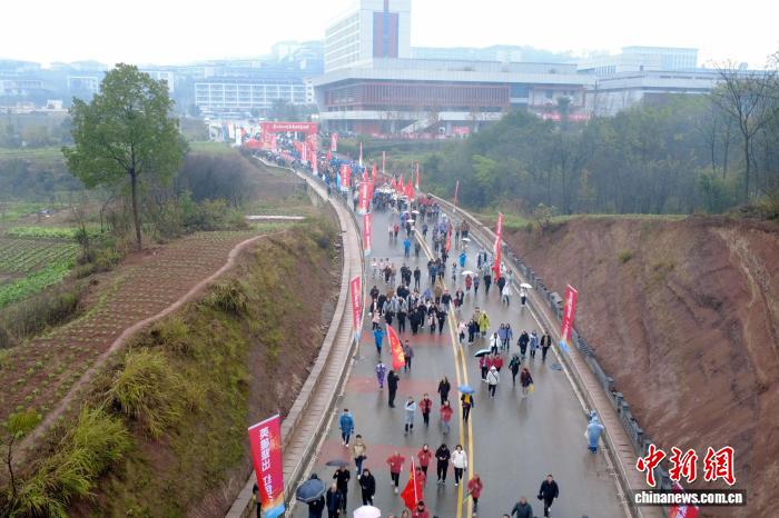 重庆綦江4800余人迎新登高 老瀛山见证全民健身热